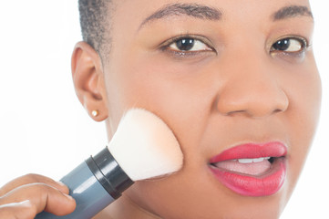 femme en beauté fait ressortir le meilleur de ses pommettes avec du blush
