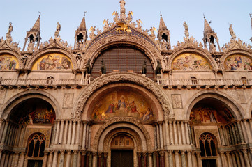 Fototapeta na wymiar Basilica de San Marco in Venice, Italy