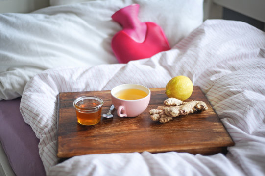 Verwöhnen bei Krankheit mit alternativen Hausmitteln wie Tee, Ingwer und Wärmflasche