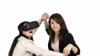 zwei Freundinnen mit virtual reality Brille. 
