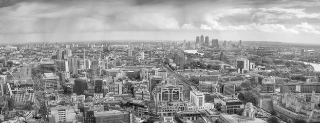 Fototapeta premium Panoramiczny czarno-biały widok z lotu ptaka w Londynie