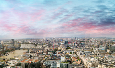 Fototapeta na wymiar London panoramic view at sunset, western side