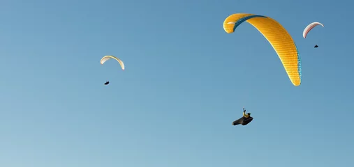 Crédence de cuisine en verre imprimé Sports aériens Group of paragliding flying in the blue sky