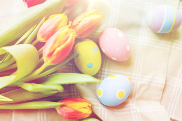 Fototapeta na wymiar close up of colored easter eggs and flowers