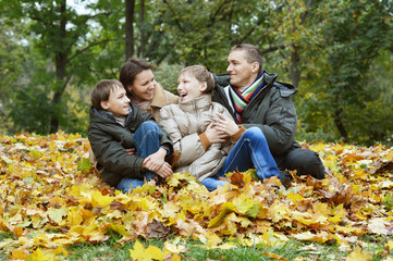 Fototapeta premium Family relaxing in autumn park