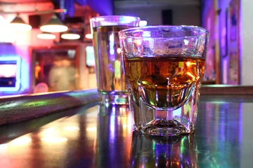 Crédence de cuisine en verre imprimé Alcool Whiskey and beer at a bar
