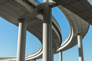 Curved Highway bridge - 弧を描く高速道路の橋