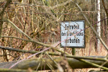 Betreten des Grundstücks verboten - Hinweisschild