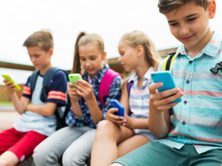 elementary school students with smartphones