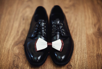 beautiful black leather shoes and cute bow tie of the groom