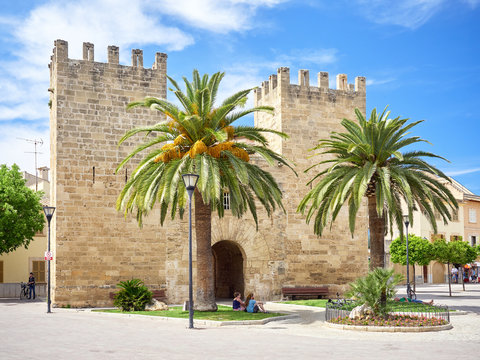 Mallorca: Porta del Moll in Alcudia
