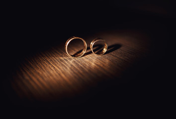 The wedding rings stand on the table