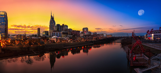 Fototapeta premium Nashville skyline with moon and blue hour