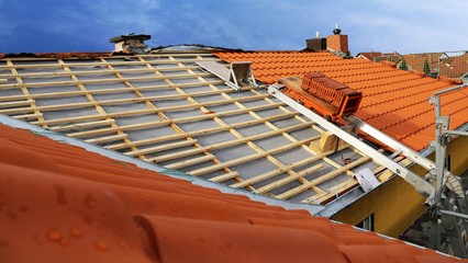 Ein Steildach wird neu eingedeckt - obrazy, fototapety, plakaty