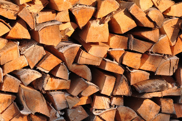Дрова, сложенные в поленницу
