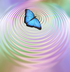 Fototapeta premium Efekt motyla - pojawia się duży niebieski motyl, który tworzy zmarszczki na różowo-zielonej powierzchni wody z dużą ilością miejsca na kopię poniżej