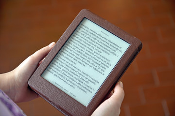leggere un libro su un e-reader © lucio pepi