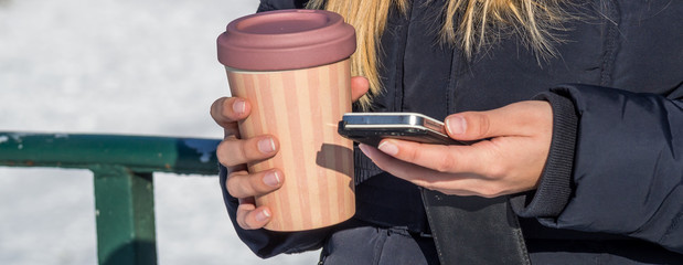 Frau schreibt eine SMS © Animaflora PicsStock