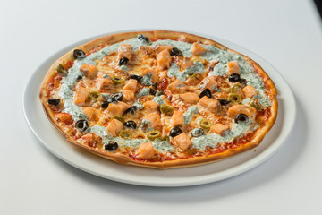 вкусная итальянская пицца с лососем на белом фоне