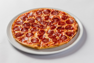 вкусная жареная пицца с салями пепперони на белом фоне