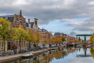 Fototapeta premium Oude vest channel, Leiden, Netherlands