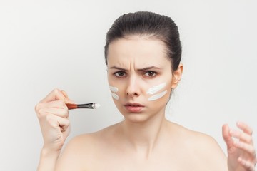 Obraz premium two white lines on face and woman with makeup brush