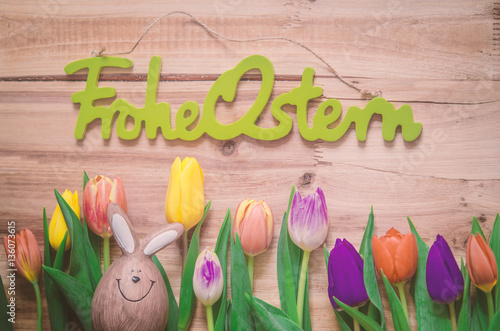 "Frohe Ostern, Dekoration mit Tulpen, Osterhase" Stock ...