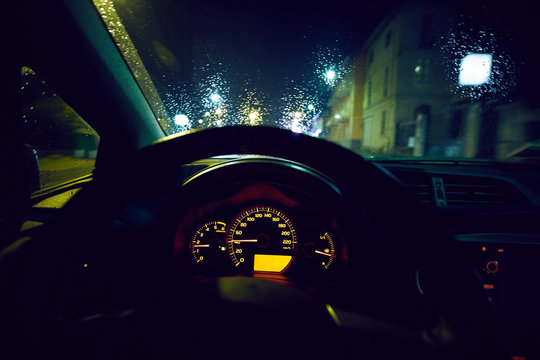 Viaggio in auto di notte con pioggia