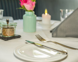 Dekorierter gedeckter Tisch im Restaurant