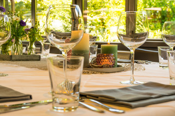 Dekorierter gedeckter Tisch im Restaurant