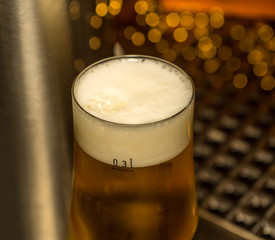 frisch gezapftes Bier an der Theke 0,3 Liter