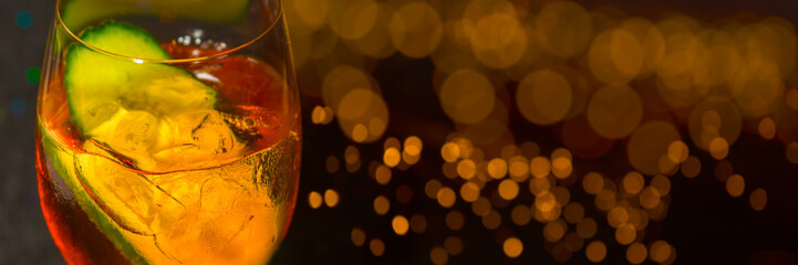 Longdrink mit Bokeh Hintergrund
