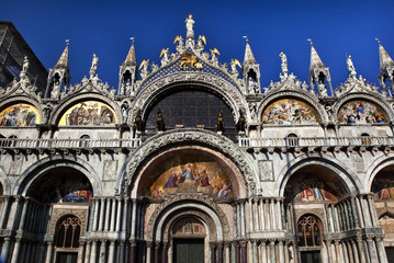 Naklejka premium Saint Mark's Basilica Details Statues Mosaics Venice Italy