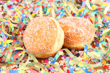 Berliner, Krapfen, Gebäck mit Luftschlagen und Konfetti
