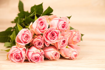 rosa Rosen auf einem Holzhintergrund