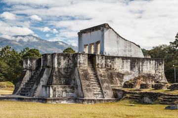 Fototapeta na wymiar Ruins of the pre-Hispanic (pre-Colombian) town Zaculeu, Guatemal