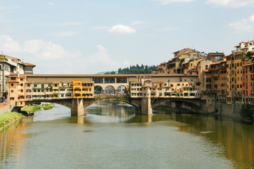 Fototapeta na wymiar Fluß Arno und Ponte Vecchio Florenz
