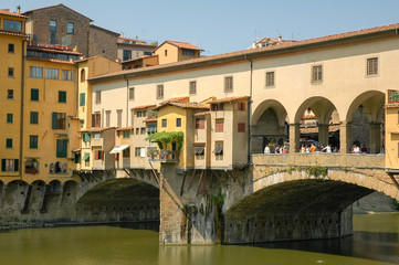 Fototapeta na wymiar Fluß Arno mit Ponte Vecchio