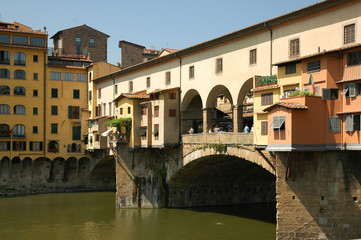 Fototapeta na wymiar Fluß Arno mit Ponte Vecchio