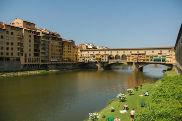 Fototapeta premium Arnowiesen mit Ponte Vecchio in Florenz