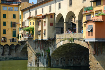 Fototapeta na wymiar Fluß Arno mit Ponte Vecchio in Florenz