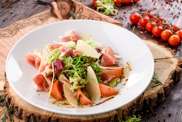 Salad with jamon and cheese