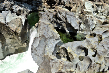 chute d'eau dans les rochers