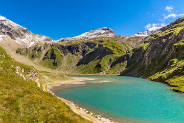 Fototapeta na wymiar Türkisfarbener Bergsee inmitten des Tauerngebirges