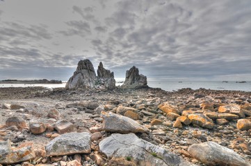 Rochers et nuages &agrave; mar&eacute;e basse &agrave; Pors-Scaff en Bretagne