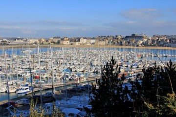 Jolie vue sur les voiliers du port de plaisance des Bas Sablons à Saint-Malo en Bretagne - obrazy, fototapety, plakaty