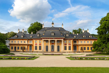 Schloss Pillnitz mit Schlossgarten im Frühling