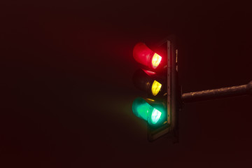 Ampel leuchtet bei Nebel in alle drei Farben auf
