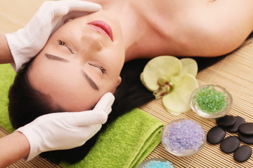 Obraz na płótnie Canvas Spa. Care Facial. Beauty young woman gets a head massage in the salon