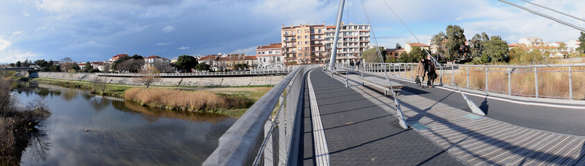 Panoramique de la passerelle piétons et cyclistes sur la rivière Têt.